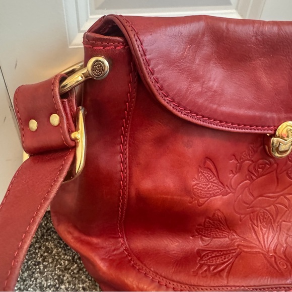 Marino Orlandi Red Leather Shoulder Bag Italy Floral Embossed Gold Clasp - Picture 3 of 12
